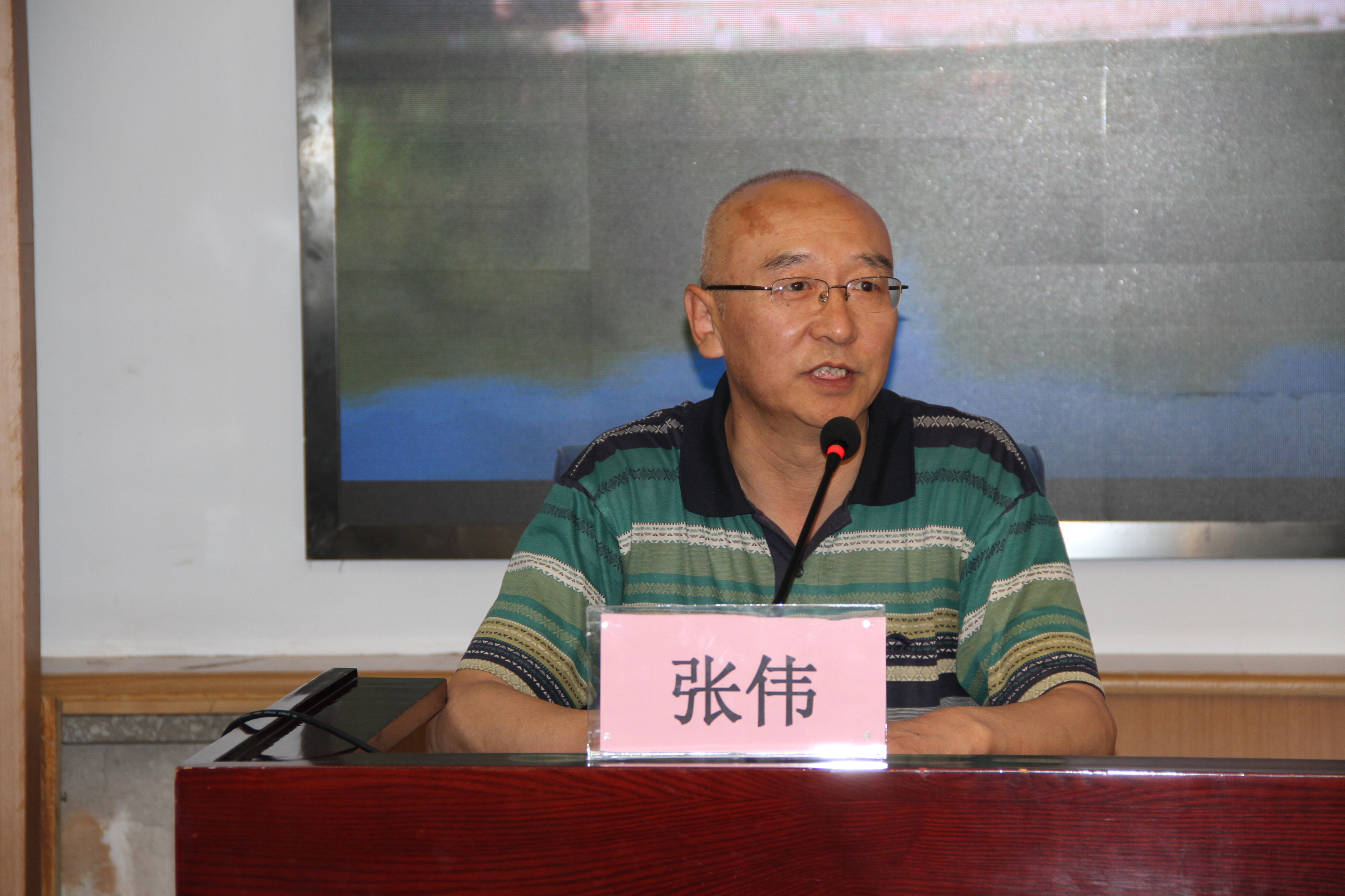 培训班开班典礼由内蒙古大学继续教育学院培训部主任张伟主持.